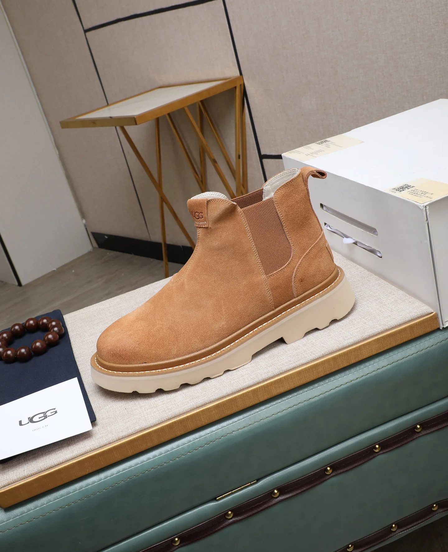 Men's shoes 💰640 (full genuine wool lining, 10% off for fake ones) Please pay attention to the quality of the original item and compare the thickness of the wool 🏮🏮 Popular UGG men's shoes from Australia's warm luxury brand, the official website is synchronized, Beckham men's style..., made of imported first-layer waxed cowhide, waxed toe cap, Australian real wool velvet lining Carefully sewn...Imported rubber Martin boots outsole (comfortable, soft, wear-resistant) The quality is really great...Exquisite workmanship, you won't be able to put it down at first sight, size 39-44 (customized in 45)